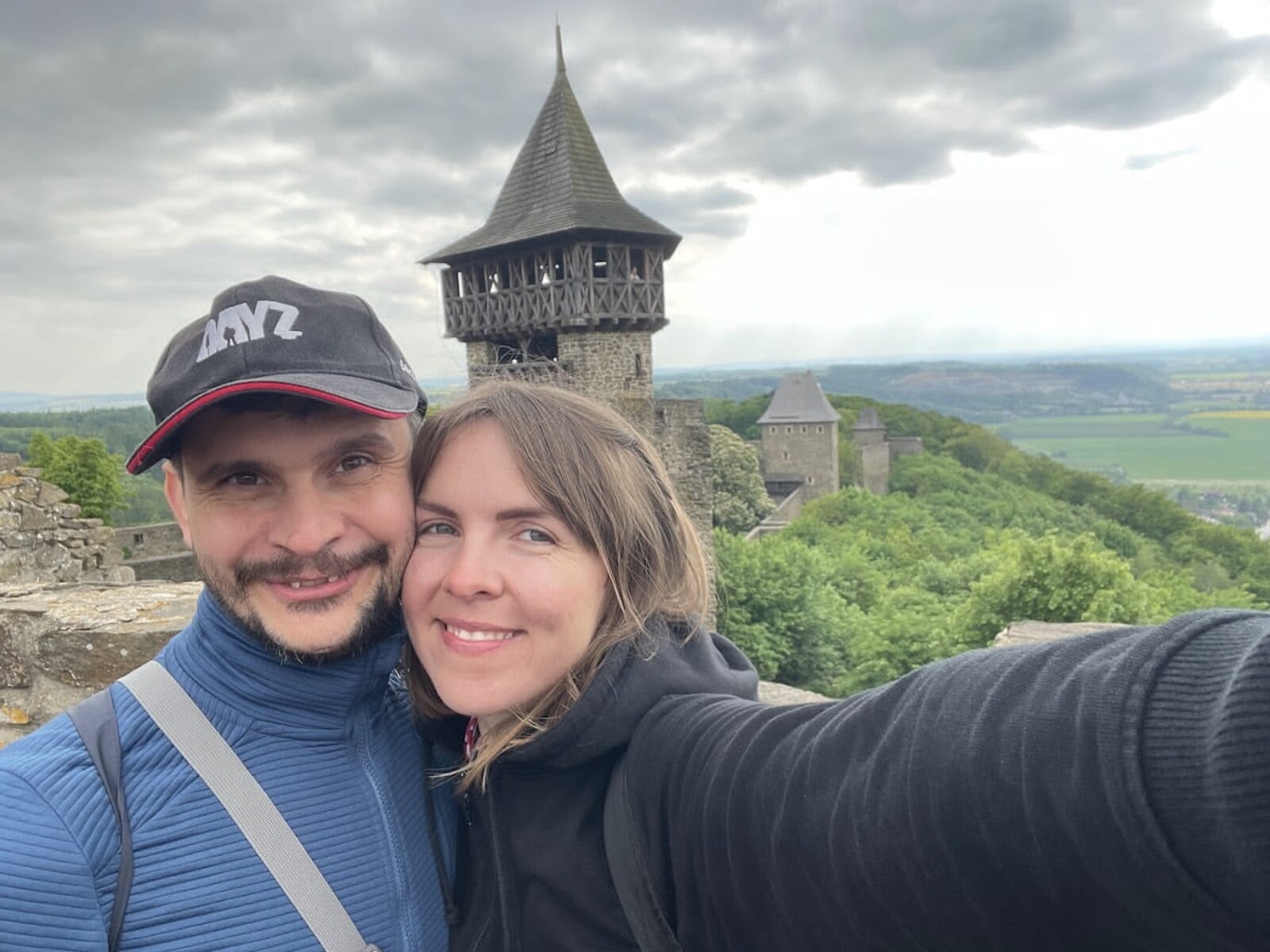 Daniela a Martin na společné cestě s hradem v pozadí