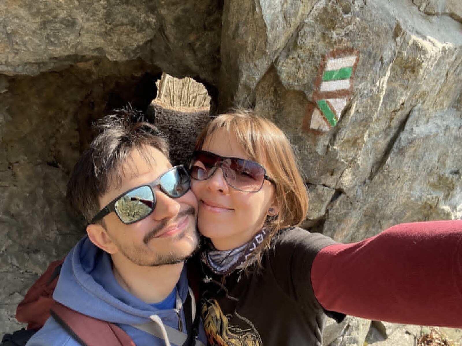 Daniela a Martin u turistické značky ve skále